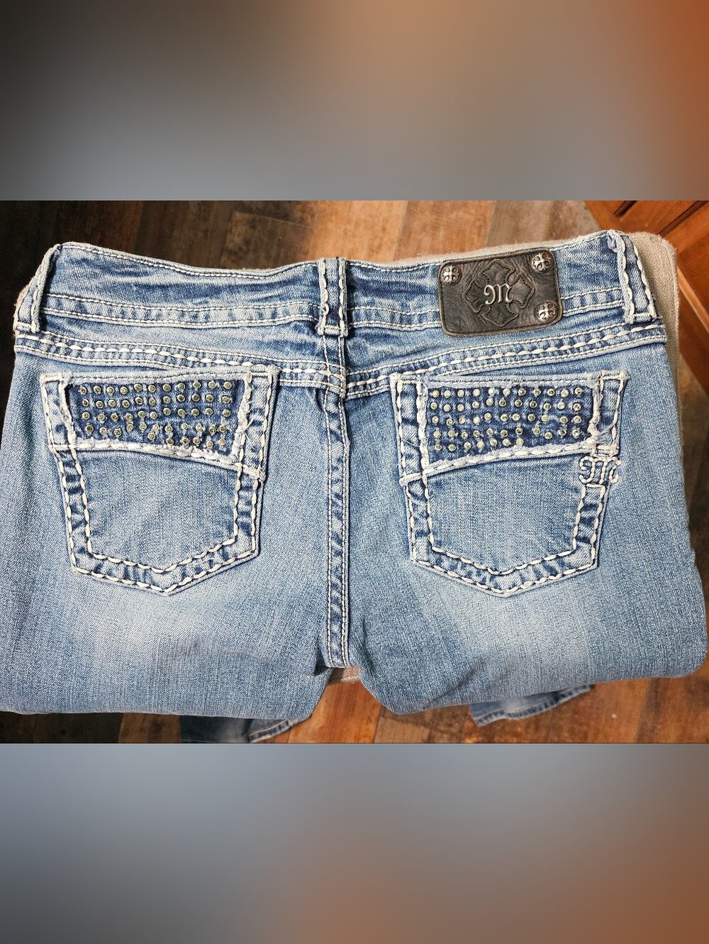 Light Wash Studded Back Pocket Women’s Jeans
